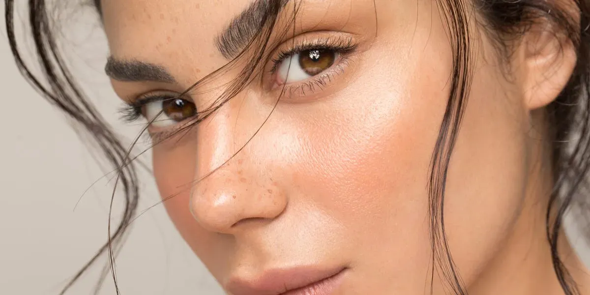 Are We Anti-Blush Now? Makeup Artists Explain the Barely-There Cheek Trend