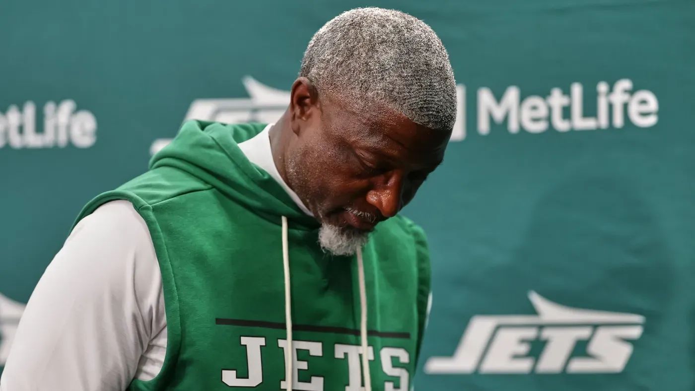 Clock management issues and 2-minute troubles are giving Aaron Glenn and the Jets a tough time
