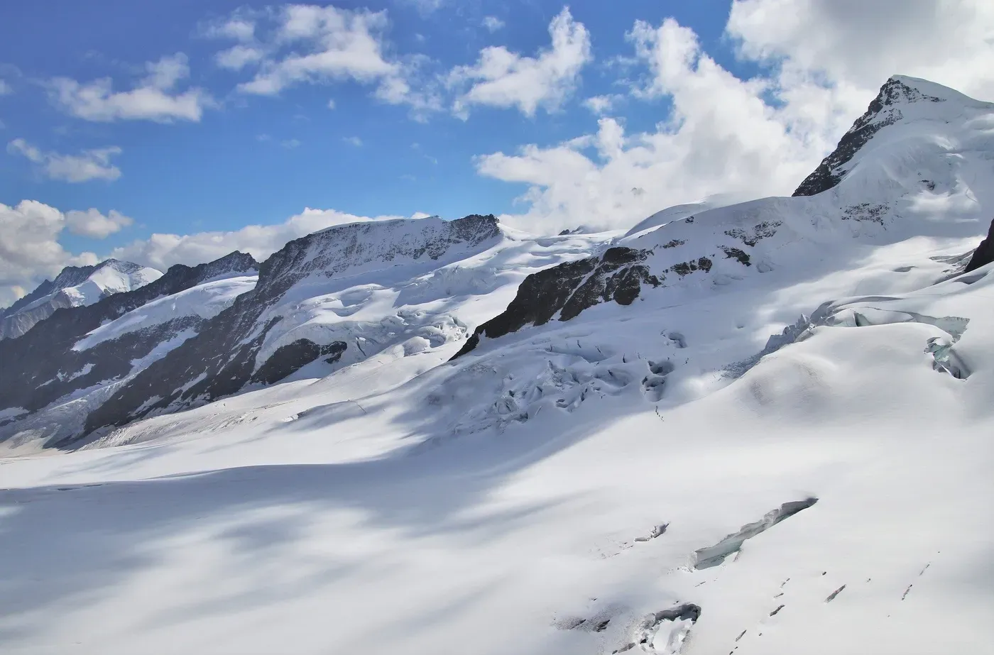 Factoring daily weather extremes into glacier models reveals greater ice loss and faster sea-level rise