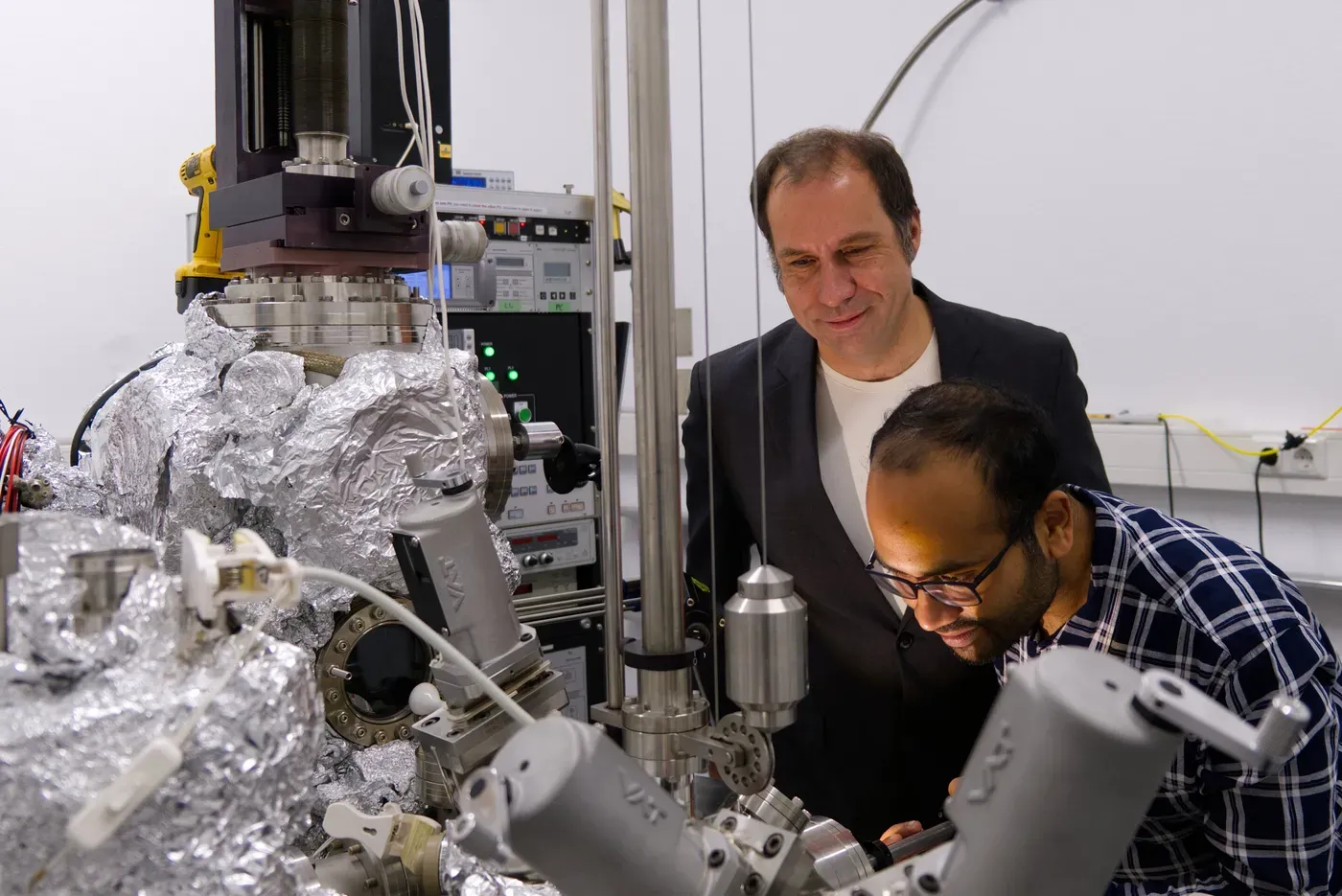 How researchers tell different quantum excitations apart in individual molecules