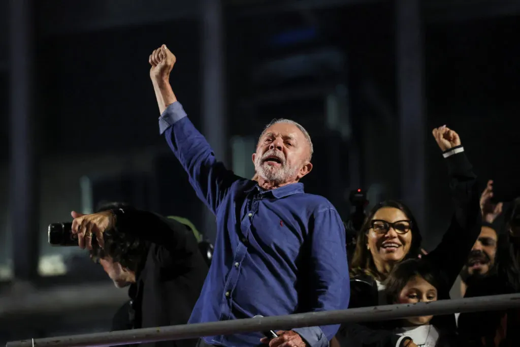 Lula prevails in Brazil but Flávio Bolsonaro refuses to concede