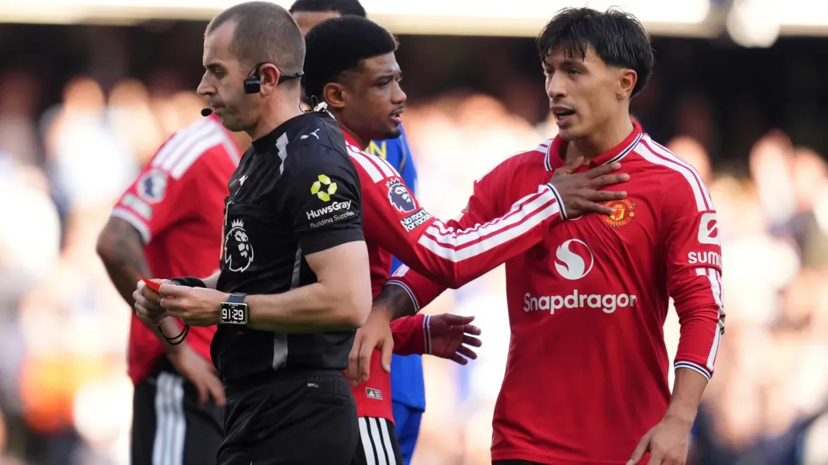 Manchester United's players, not Michael Carrick should shoulder the blame after embarrassing loss to Chelsea
