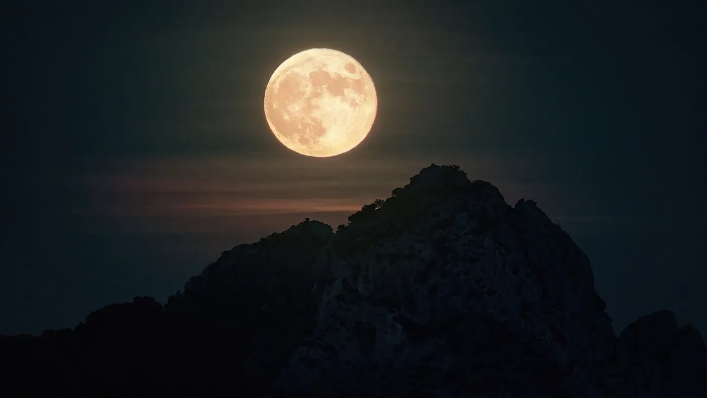 Watch the full 'Hunter's Moon' rise next to Saturn this weekend