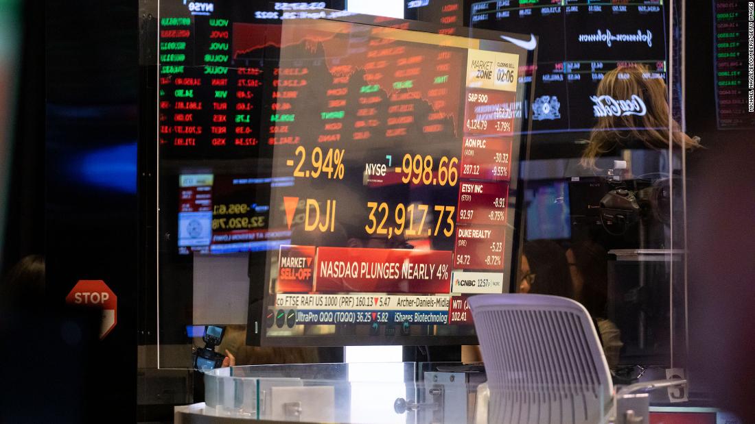 'We really shouldn't panic': CNN reporter breaks down US economy shrinkage