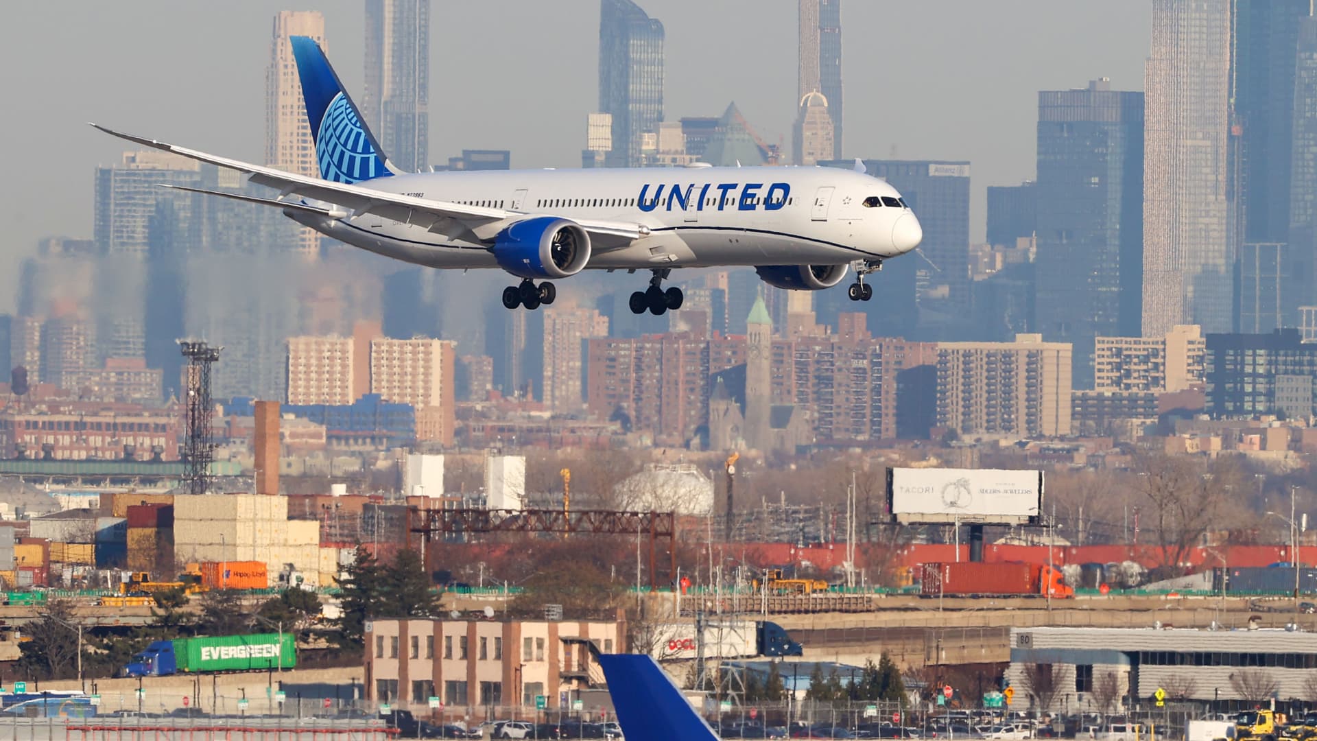United Airlines will cut 12% of Newark flights in effort to tame delays