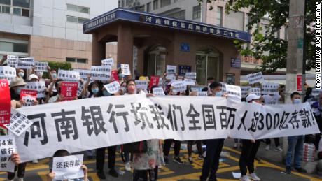 Depositors protest in front of the Henan branch of the China Banking and Insurance Regulatory Commission, demanding their money back after their funds were frozen.