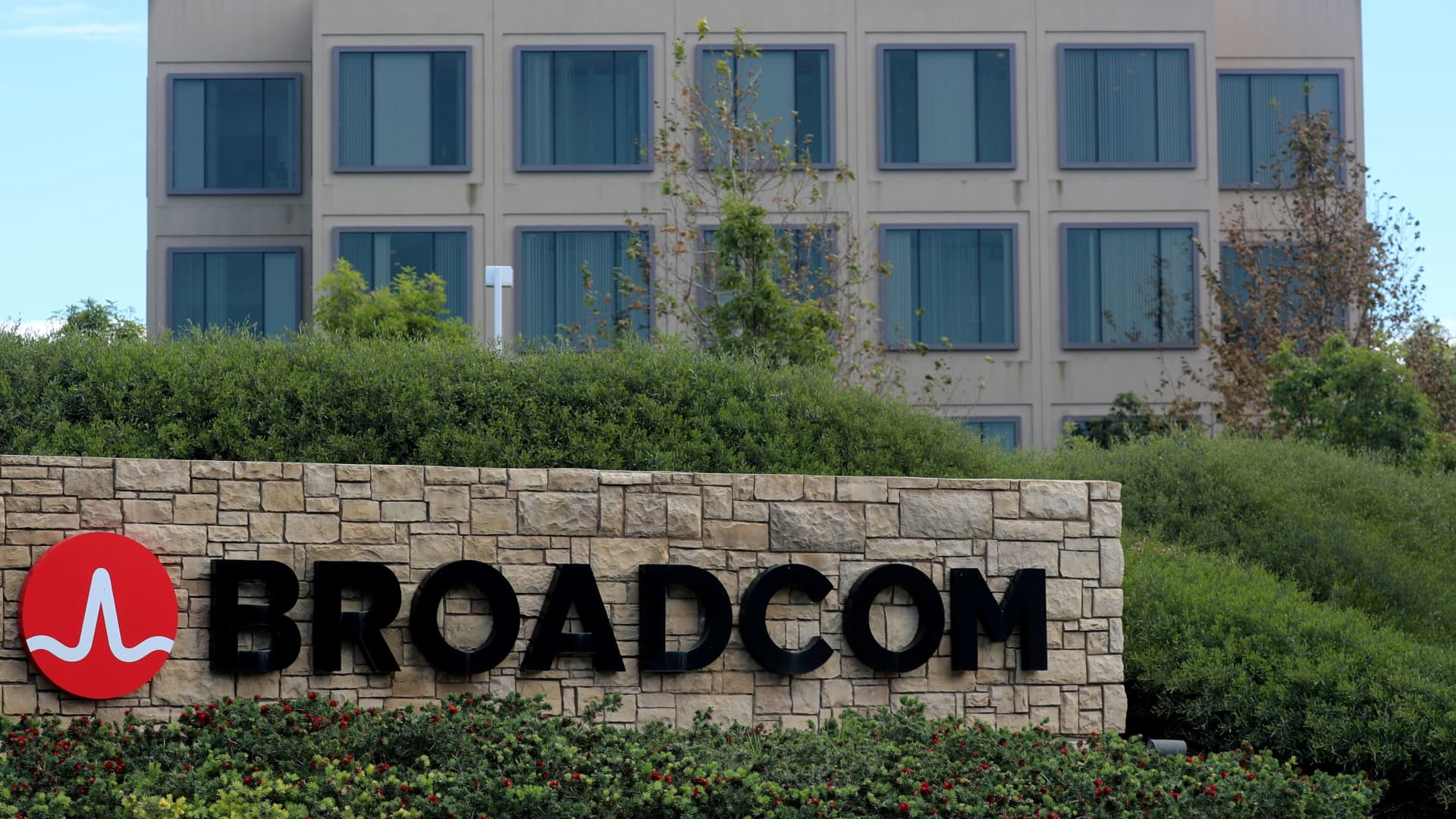 Getting ready for Broadcom earnings with an options trade that minimizes risk