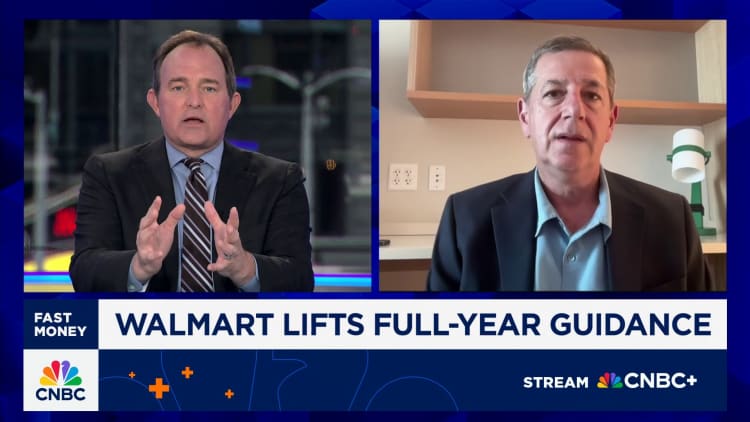 Walmart's results show 'it's firing on all cylinders', says fmr. U.S. CEO Bill Simon