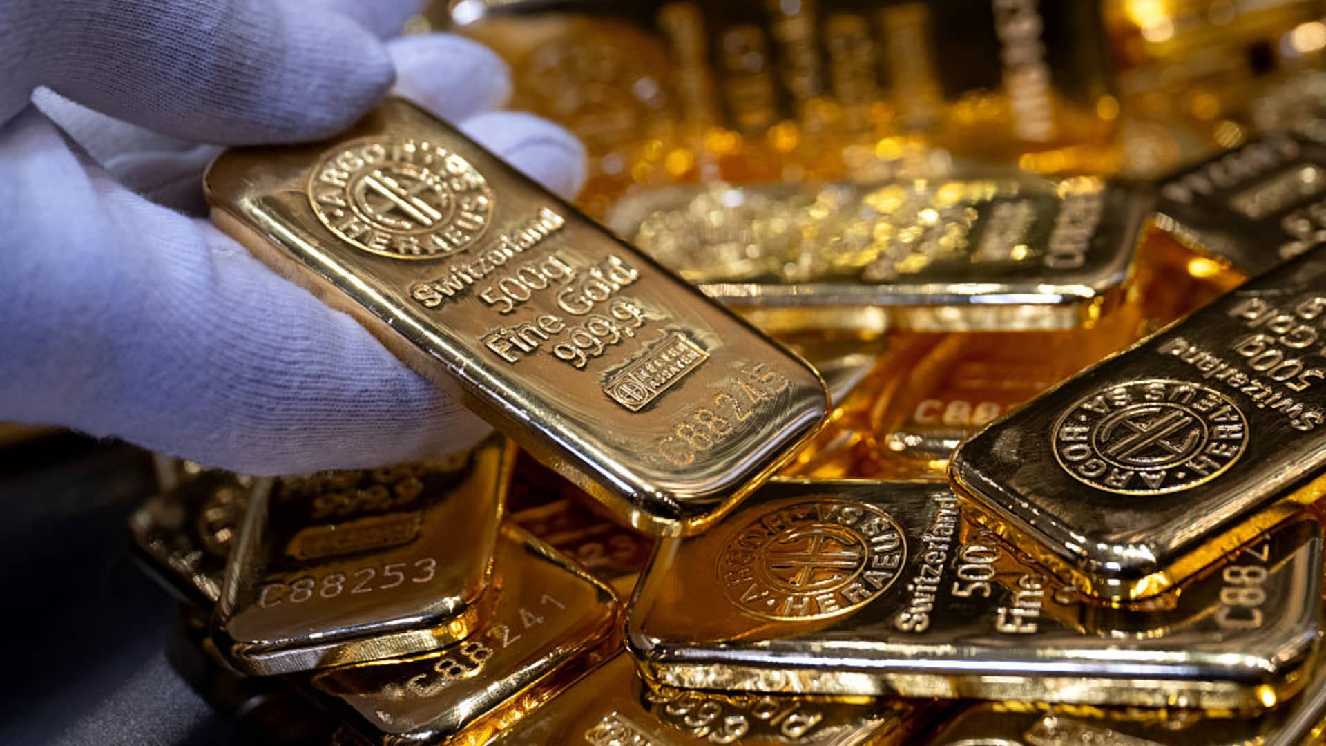 Gold gains as Powell’s comments fuel rate cut hopes