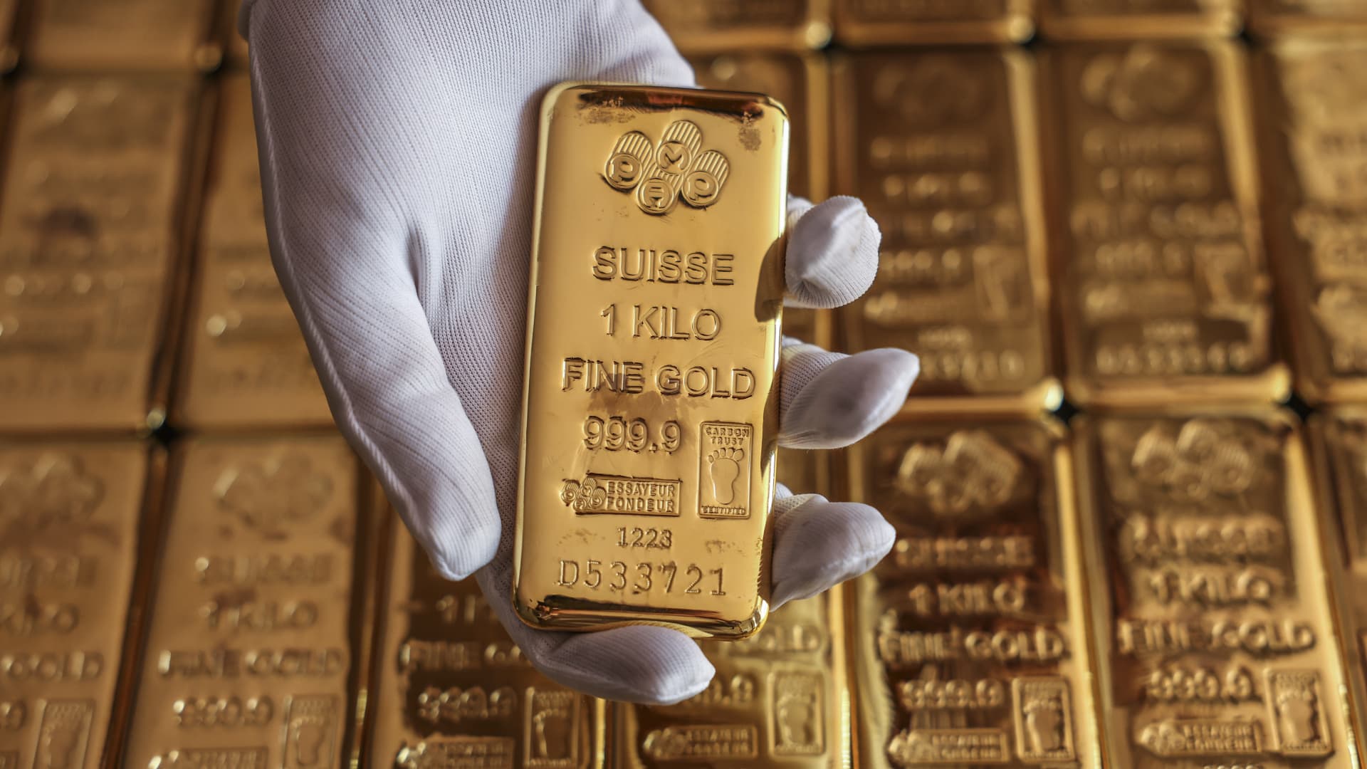 Gold hits record high on rate-cut bets, US government shutdown fears