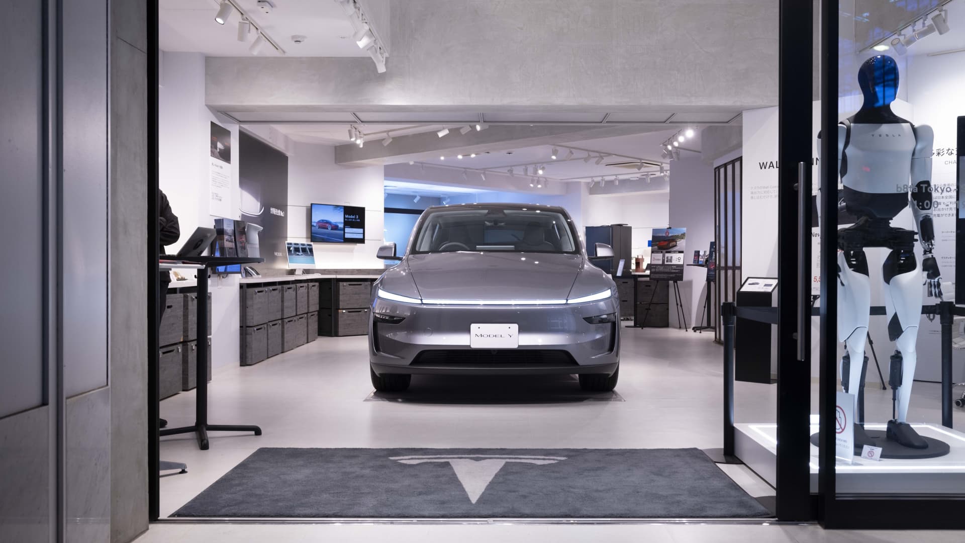 U.S. probes 174,000 Tesla Model Y cars over door handle failures