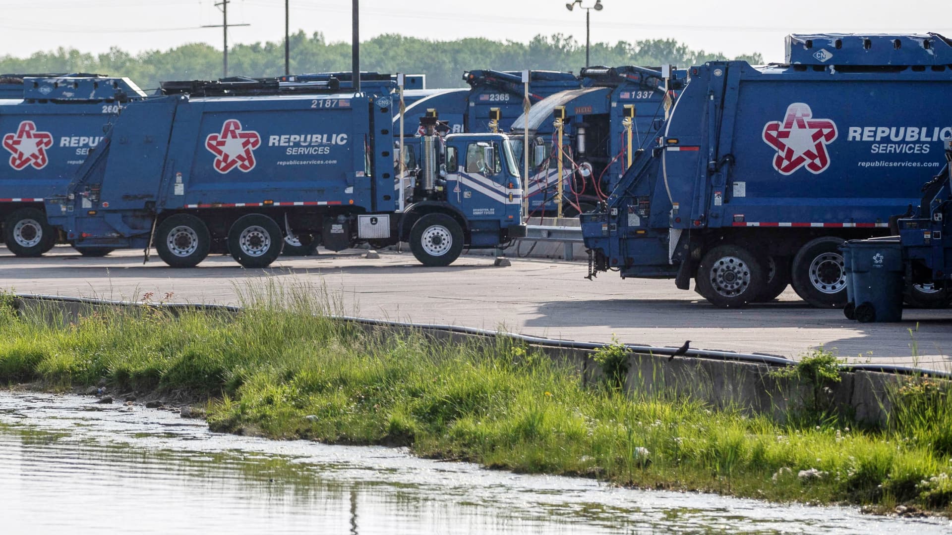 A bearish options trade on this overvalued waste management stock