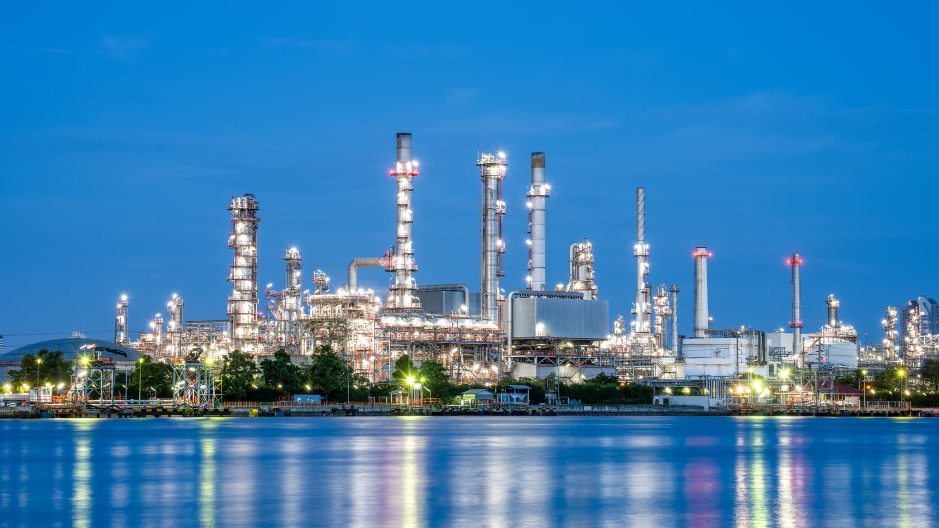 Oil prices flat amid weak U.S. demand, softening economy