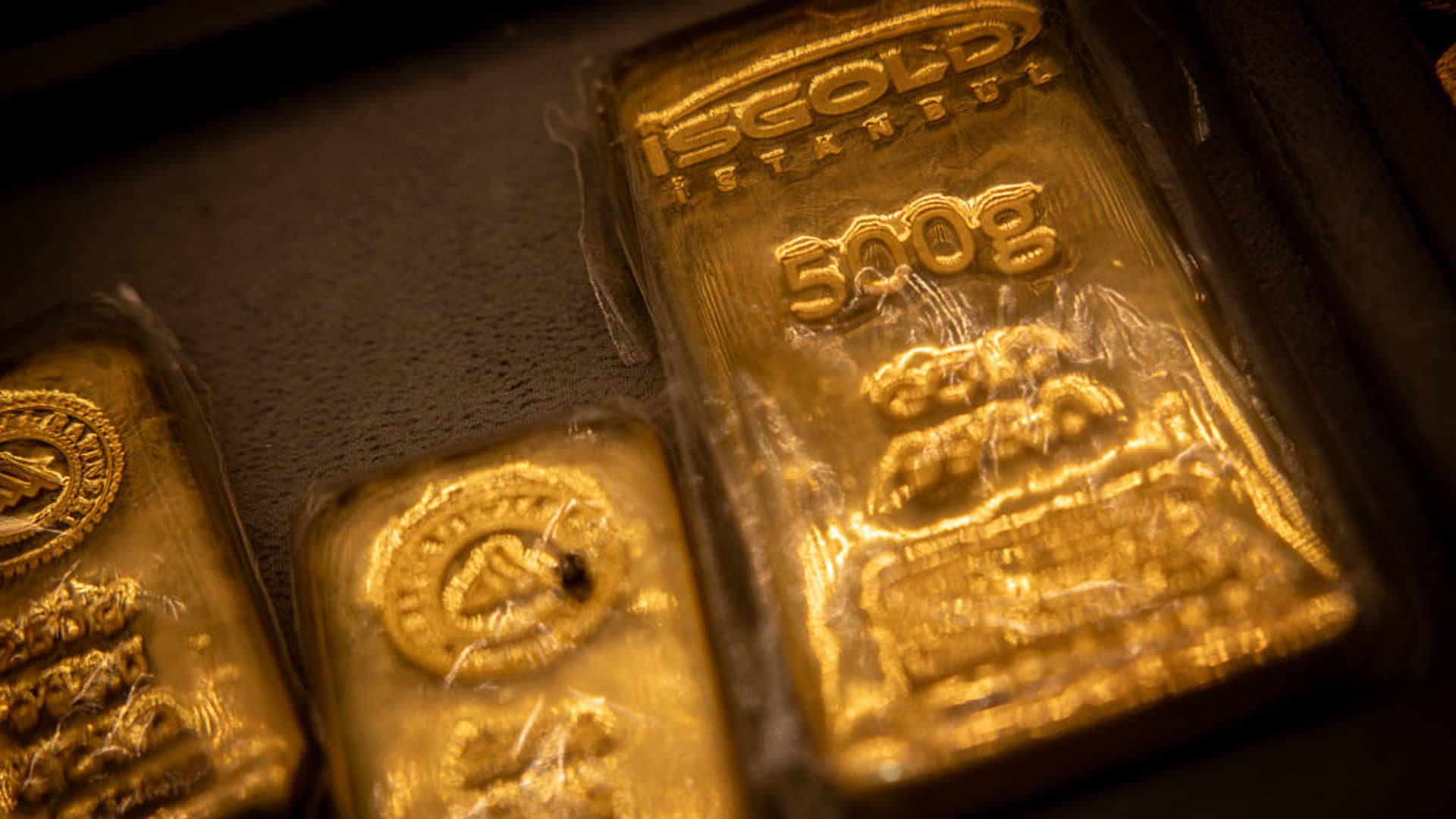 Gold hits record high as U.S. government shutdown dents risk appetite