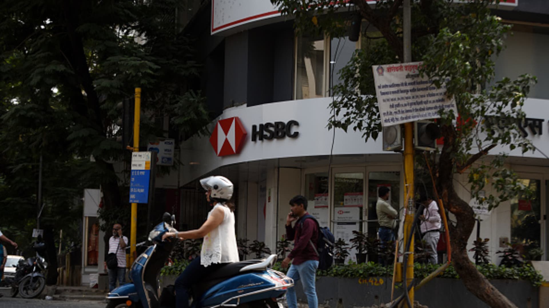 Stoxx 600, HSBC shares fall 6%