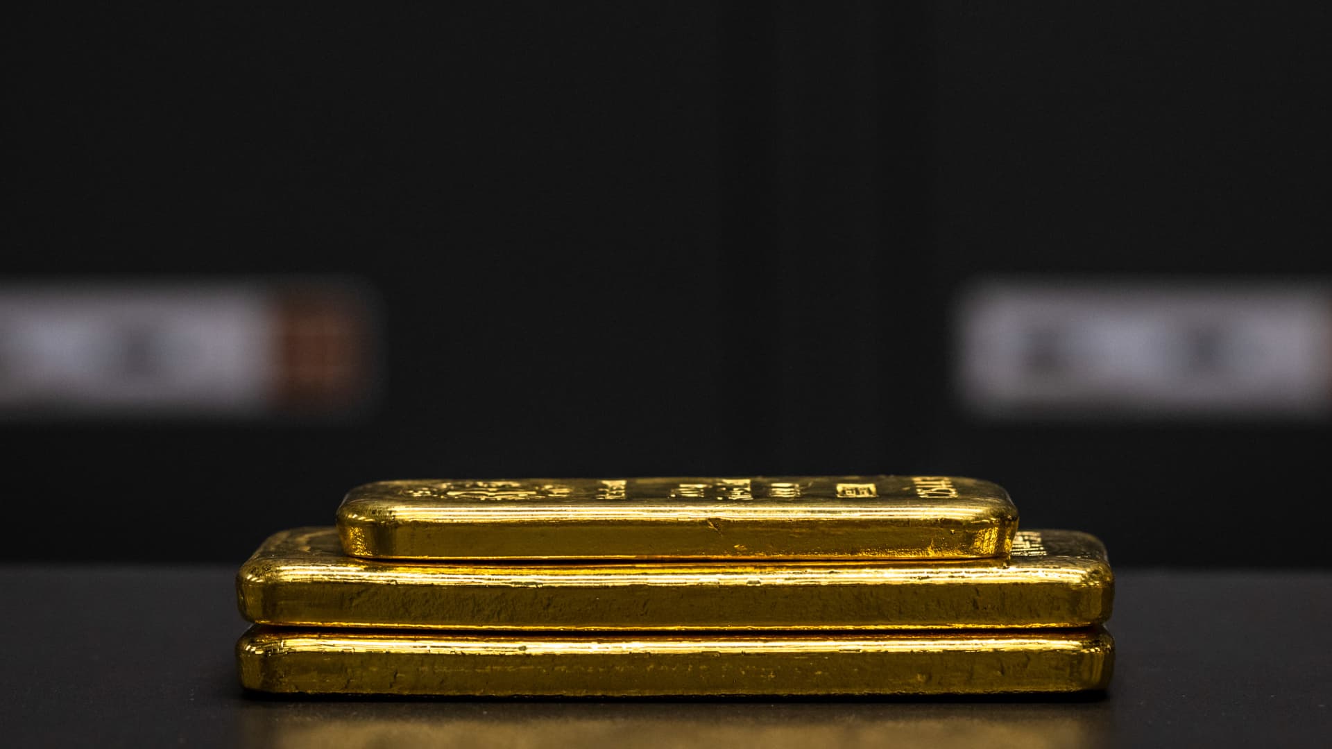 Gold hits record high above $3,900 on Fed rate cut bets, global uncertainty