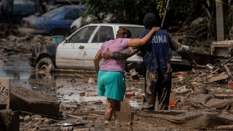 Deadly landslides and flooding cut off 300 communities in Mexico