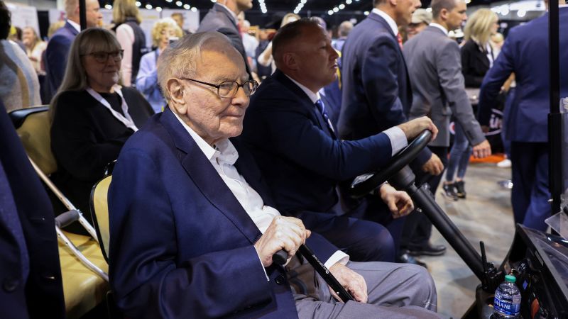 Berkshire profit rises, cash soars to record