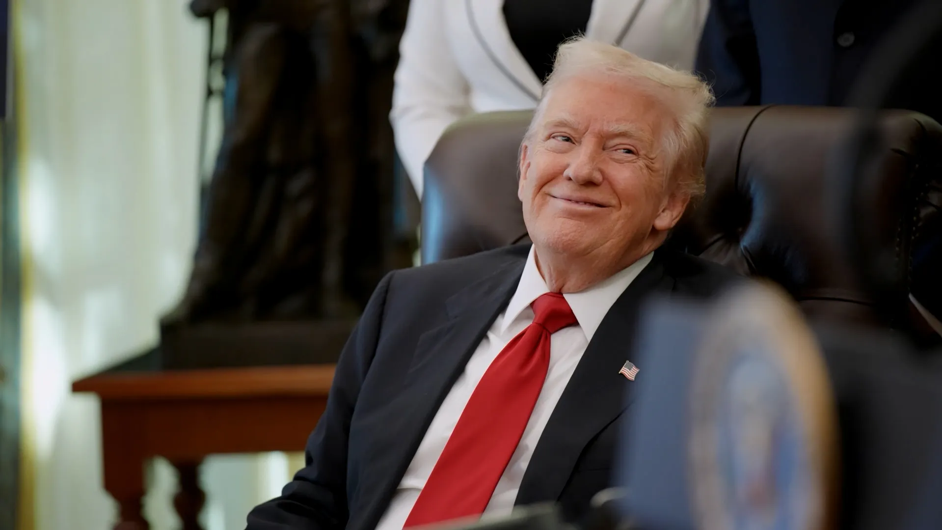 Hakeem Jeffries clashes with CNBC host over Obamacare tax credits