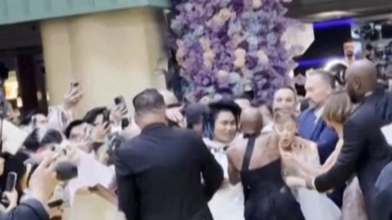 Cynthia Erivo shields Ariana Grande from barrier-jumping fan - CNN