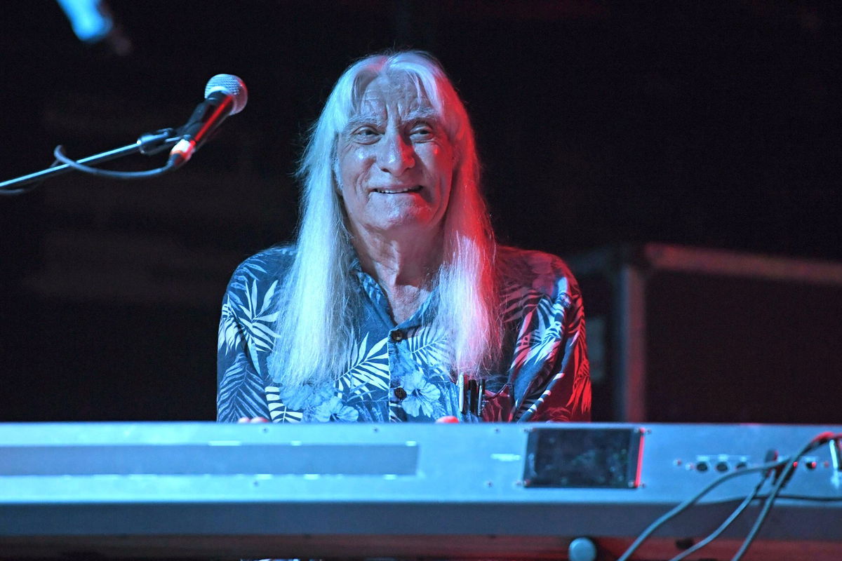 Fans help former Grateful Dead member pay for cancer treatment