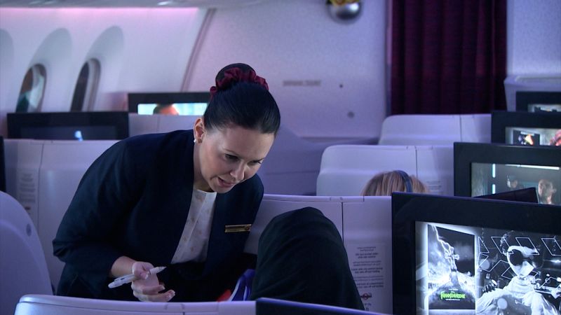 Surprise upgrades and celebrities: Flight attendants share their holiday travel secrets - CNN