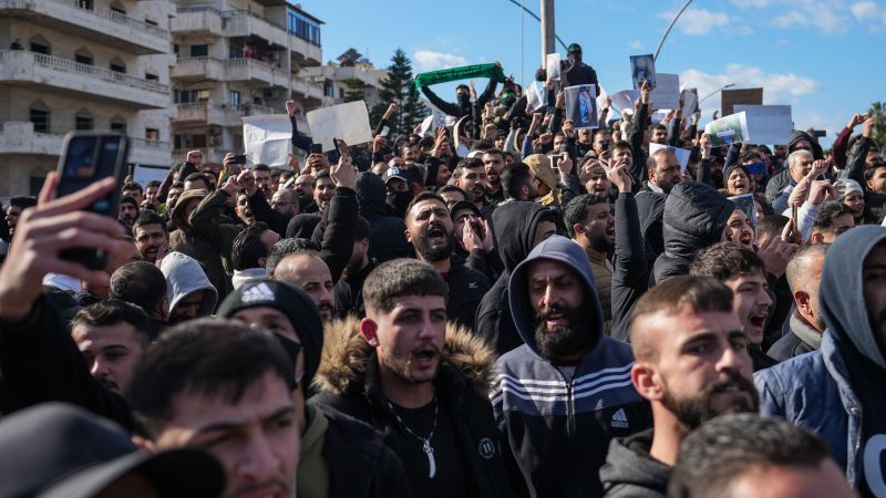 Syria: 3 dead, dozens injured during clashes between Alawites and counterdemonstrators