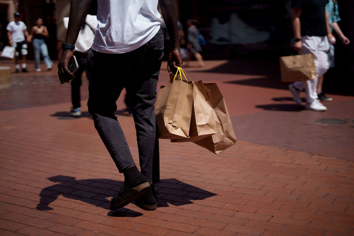 <i>Eric Thayer/Bloomberg/Getty Images via CNN Newsource</i><br/>Shoppers carry bags in Los Angeles on August 28.