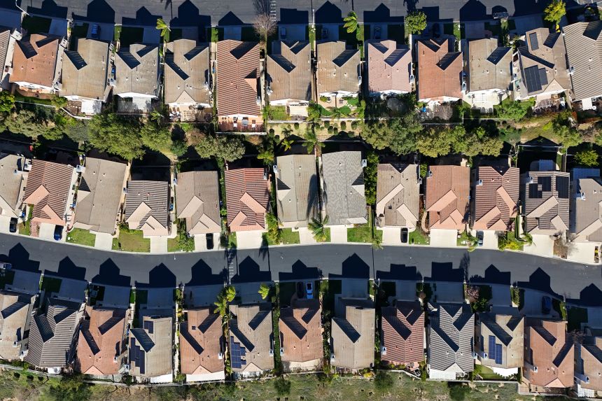 Single-family homes line the streets on January 14 in Thousand Oaks, California.