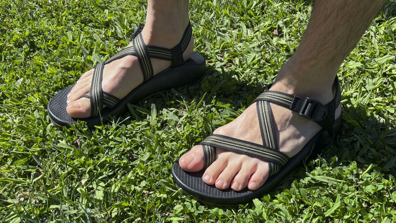 15 best arch support sandals, per podiatrists