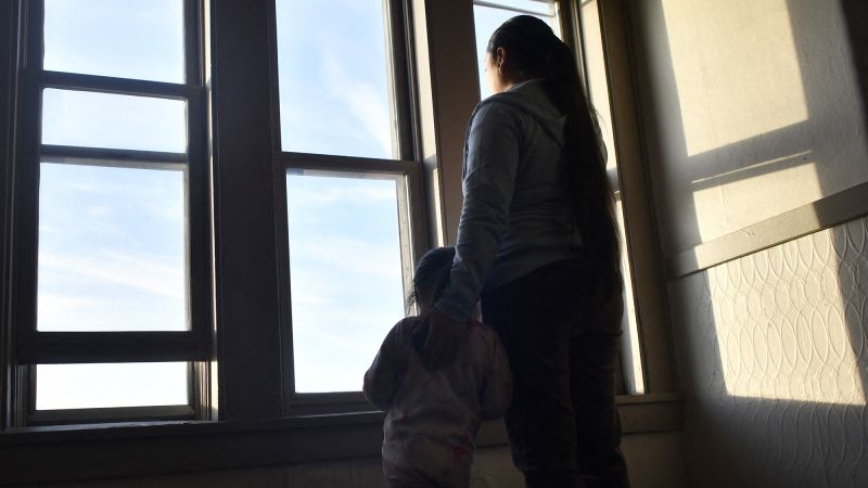 Federal judge extends order protecting refugees in Minnesota from being arrested and deported