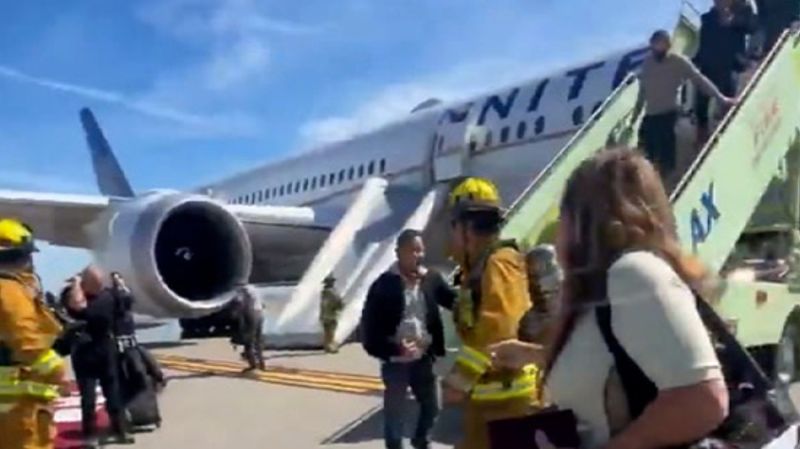 United Airlines passengers evacuate on the tarmac after emergency landing in Los Angeles