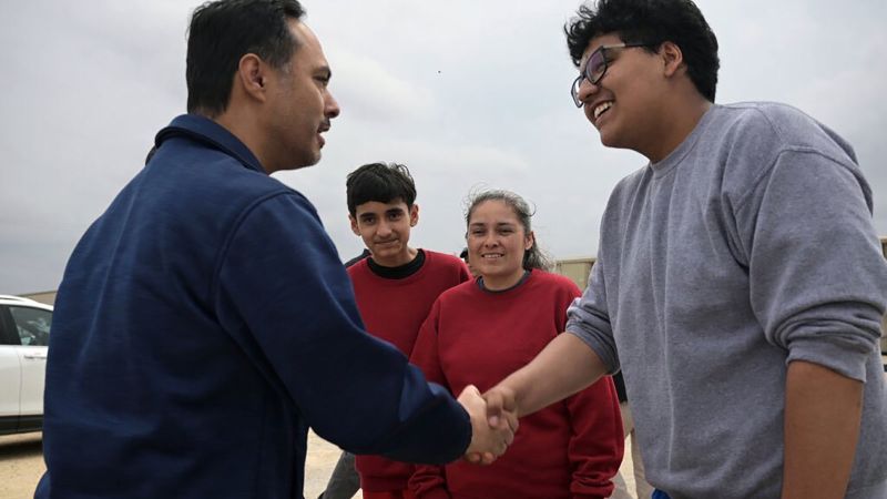 Mariachi-playing brothers and their parents are released from ICE custody, lawmakers say