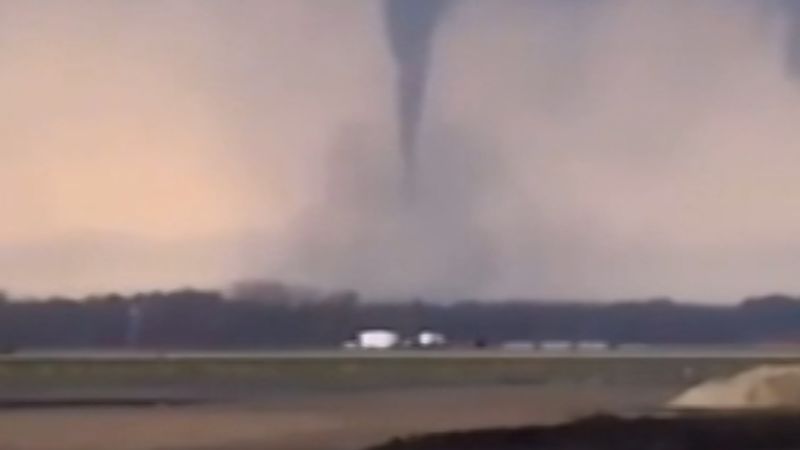 Minnesota tornado captured on traffic cam