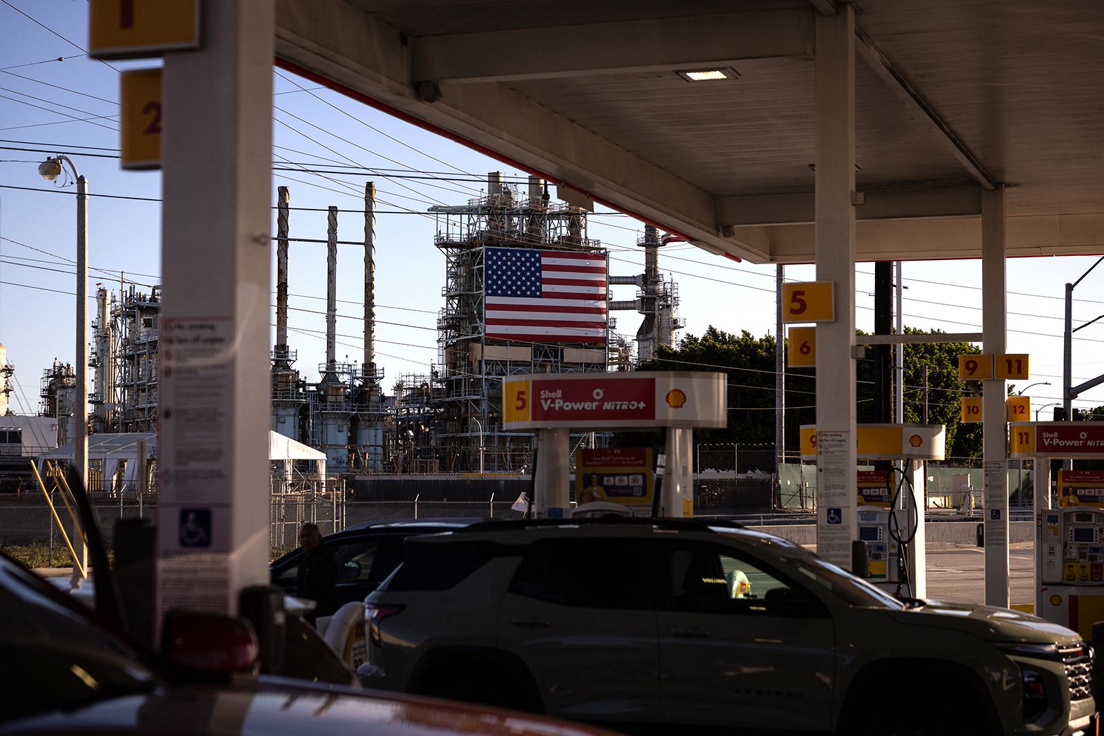 Oil briefly touches $126, its highest price in four years - KQ2