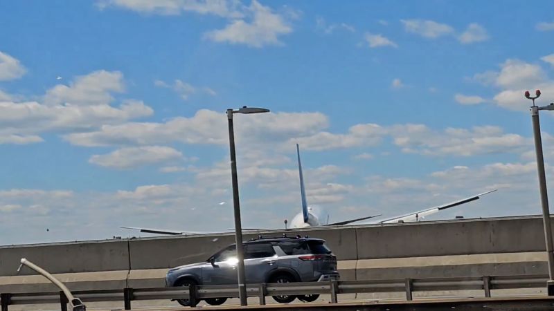United Airlines Boeing 767 collides with truck and highway streetlight as it lands at Newark airport