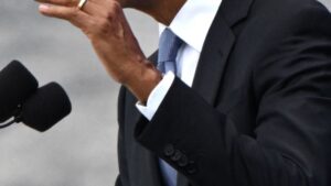 Obama calls for hope over despair at presidential center opening
