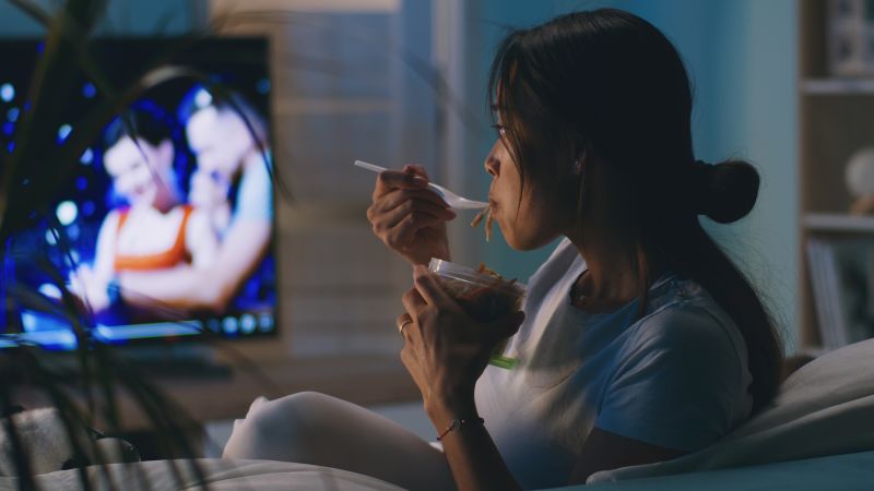 Eating at night linked with constipation and diarrhea