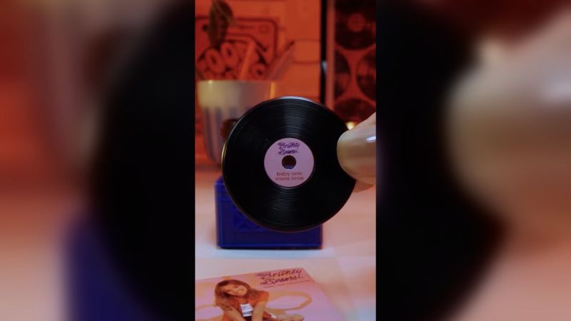 Hollywood Minute: MGA Miniverse’s tiny vinyl records - CNN