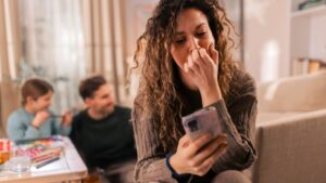 Teens feel less secure in relationships with scrolling parents