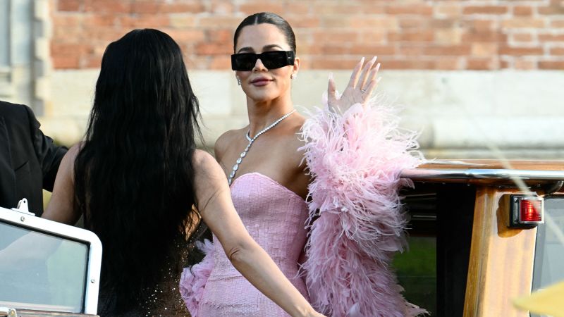VIDEO: Celebrities dazzle in their wedding attire as they leave for the Bezos-Sanchez ceremony - CNN