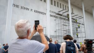 Trump’s name must be removed from Kennedy Center tonight, appeals court rules