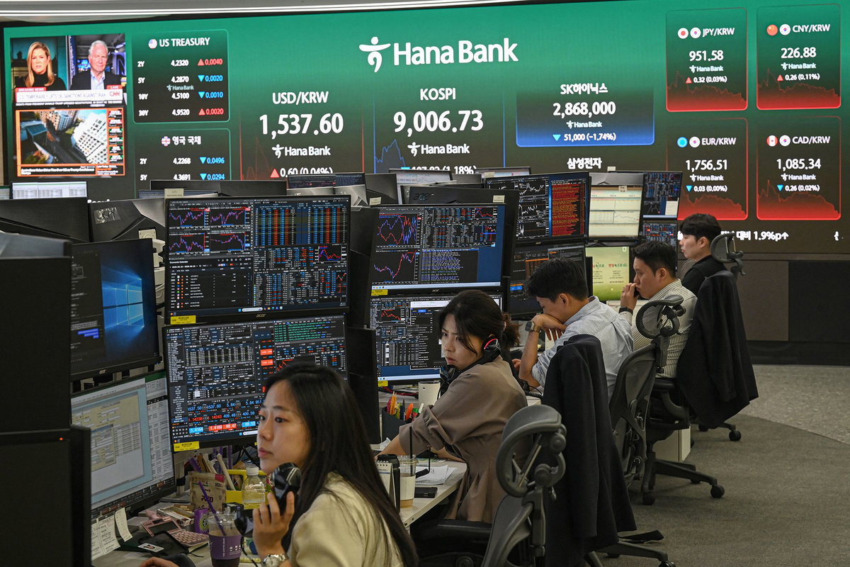 <i>Jade Gao/AFP/Getty Images via CNN Newsource</i><br/>Currency dealers monitor exchange rates as a screen shows South Korea's benchmark stock index (KOSPI) in a foreign exchange dealing room at the Hana Bank headquarters in Seoul on June 23.