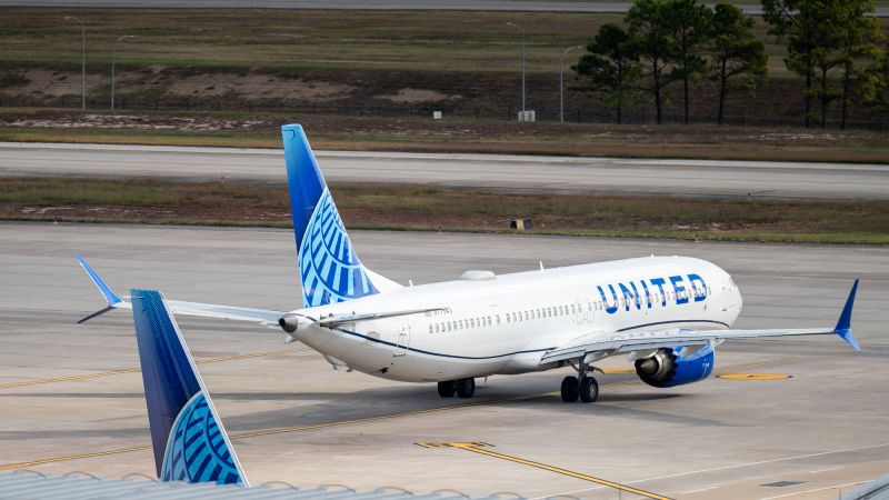 Man sneaks onto United flight without valid ticket, authorities say