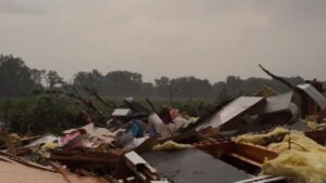 Illinois man captures moment a tornado tore through his home