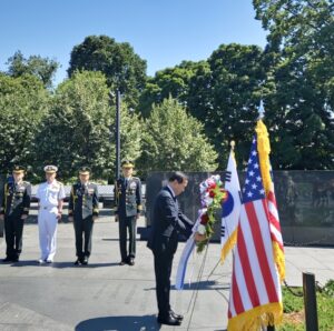 Deputy Defense Minister Lee Doo-hee met with members of the U.S. government and Congress in Washingt..