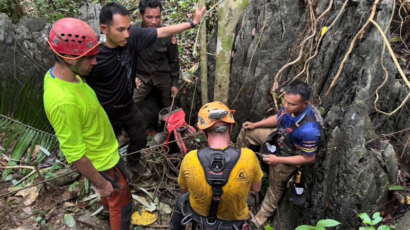 Laos cave rescue: Focus shifts to new vertical shaft as search for missing two intensifies