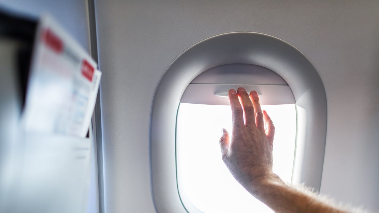 Who Gets to Control the Plane Window? The Unwritten Rules of Shade Etiquette
