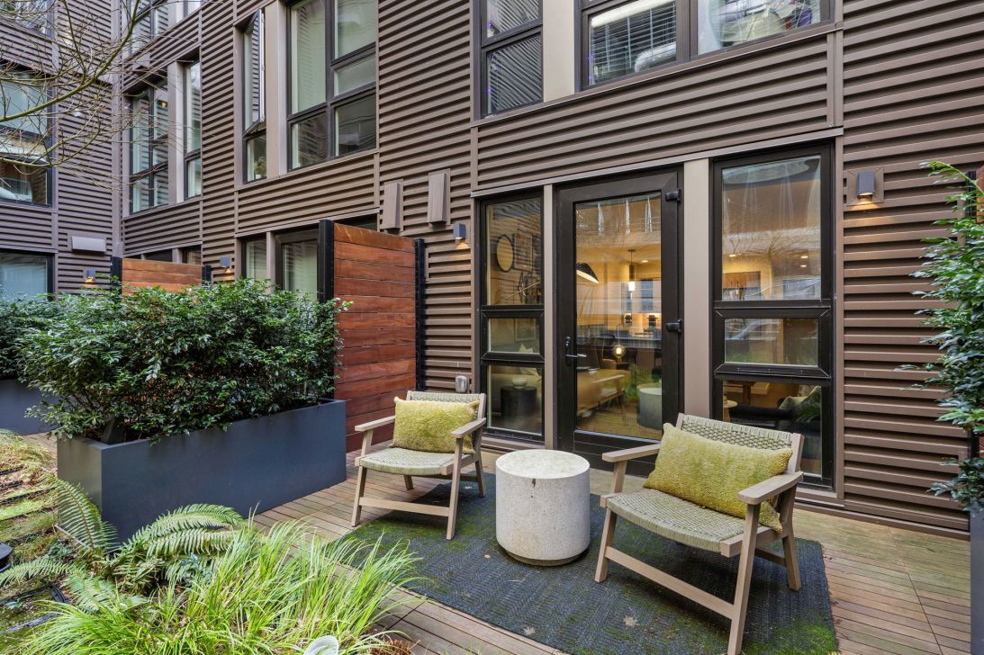 The Elara is in a prime location in Seattle with building amenities.