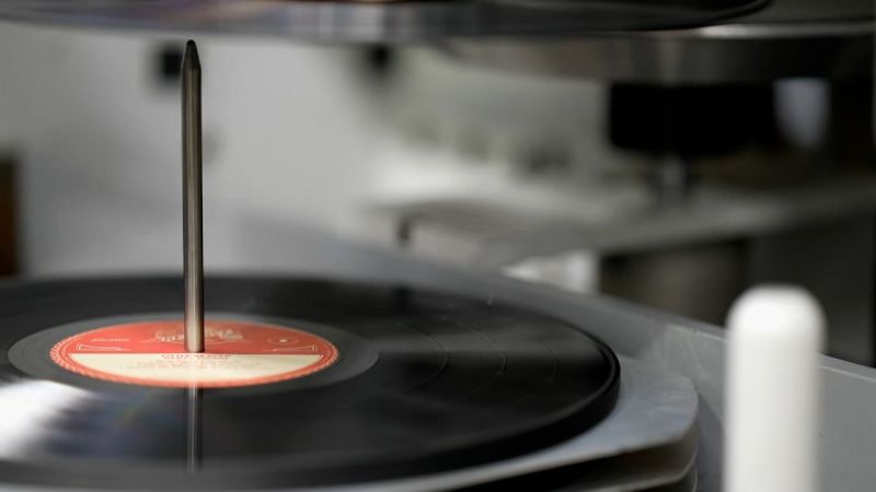 Hollywood Minute: A look inside a record pressing plant - CNN